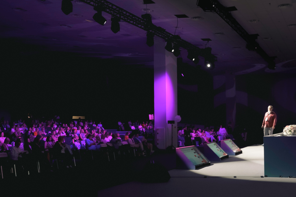 симпозиум зал.jpg